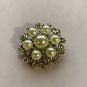 Faux pearl brooch*